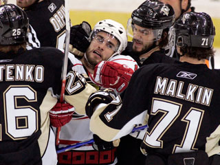 НХЛ: Евгений Малкин помог "Питтсбургу" выйти вперед в серии с "Каролиной"