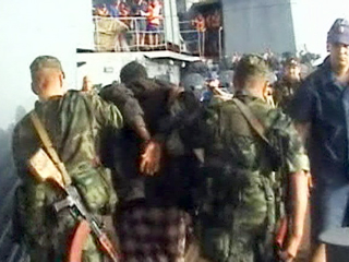 Сомалийские пираты, захваченные в конце апреля в Аденском заливе российским боевым кораблем "Адмирал Пантелеев", будут переданы третьей стороне