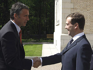 Президент России Дмитрий Медведев в своей подмосковной резиденции во вторник начал переговоры с премьер-министром Норвегии Енсом Столтенбергом