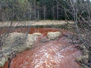 В Свердловской области "покраснели" реки. Причины расследует прокуратора
