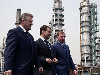 Президент Дмитрий Медведев во время поездки в Хабаровский край занимался хозяйственными вопросами, решая проблемы нефте- и лесопереработки. Он посетил Хабаровский нефтеперерабатывающий завод