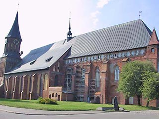 Кафедральный собор был заложен в 1333 году в стиле северо-германской готики.  В 1588 году с внешней стороны северного нефа собора был возведен "профессорский склеп", в котором в 1804 году был захоронен выдающийся философ Иммануил Кант