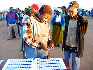 В Малави подведены итоги президентских и парламентских выборов, состоявшихся 19 мая. Как объявила избирательная комиссия, победил действующий президент страны Бингу ва Мутарика и его правящая Демократическая прогрессивная партия (ДПП)