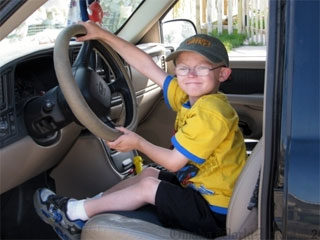 В США 6-летний мальчик Тастин Мейнс повел автомобиль после того, как его отец потерял сознание за рулем