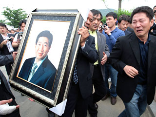 Полиция Южной Кореи обнародовала содержание предсмертной записки, оставленной бывшим президентом страны Но Му Хеном. Покончивший с собой политик признался, что он "в долгу перед слишком многими людьми"