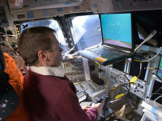 Американский шаттл Atlantis приступил сегодня к процедуре схода с орбиты и приземления