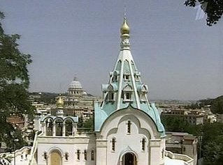 Храм святой Екатерины сооружен на высоком холме рядом с резиденцией российского посольства в Италии, виллой Абамелек