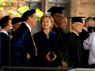 В Йельском университете в Нью-Хэйвене (штат Коннектикут), юридический факультет которого она закончила 36 лет назад, Клинтон стала обладательницей звания "почетного выпускника" этого престижного вуза