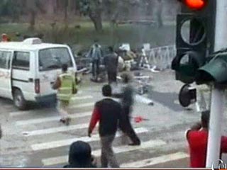 Около 30 человек погибли и более 100 получили ранения в результате атаки террориста-смертника в пакистанском городе Лахор в среду, передает AP