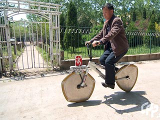 Китайский офицер Гуан Байхуа из Циндао заново изобрел колесо. Он создал необычный велосипед: вместо круглых колес у него треугольник сзади и пятиугольник спереди