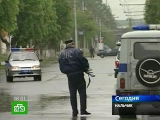 В центральной части Нальчика на улице Мечникова вблизи Центрального рынка и автостанции раздаются взрывы, которые начались около 01:30 по московскому времени