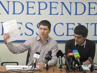 Олег Пташкин прославился тем, что после увольнения вместе с корреспондентом Эльханом Мирзоевым забаррикадировался в одной из студий "Останкино". Протестующие объявили голодовку и угрожали самосожжением