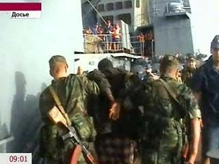 Российские следователи допрашивают пиратов, задержанных моряками РФ в Аденском заливе, прямо на борту большого противолодочного корабля "Адмирал Пантелеев"
