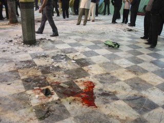 Иранские спецслужбы задержали несколько лиц, причастных к взрыву в мечети города Захедан. Жертвами сильного взрыва в мечети имама Али ибн Абу Талиба стали 19 человек