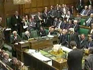 Уже 12 членов британского парламента заявили об уходе из-за финансового скандала