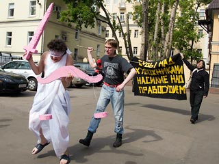 В защиту Ерофеева и Самодурова выступила с открытым обращением к Таганскому суду группа правозащитников, общественных деятелей, ученых и деятелей культуры.