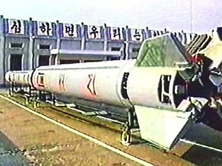 КНДР готовится установить на пусковую площадку еще одну межконтинентальную ракету