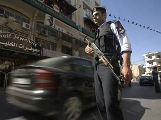 По меньшей мере шесть человек погибли в воскресенье в столкновениях между палестинской полицией и боевиками исламистского движения "Хамас" на Западном берегу реки Иордан