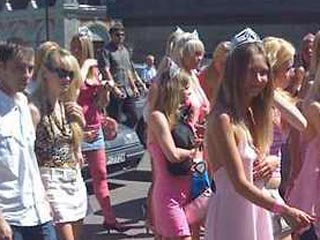 Около тысячи человек участвуют в параде блондинок, проходящем в воскресенье в Риге под лозунгом "сделаем мир светлее"
