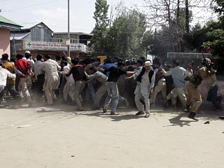 В понедельник столица Кашмира - Шринагар - охвачен массовыми протестами и всеобщей забастовкой, вызванной жестоким убийством двух молодых женщин