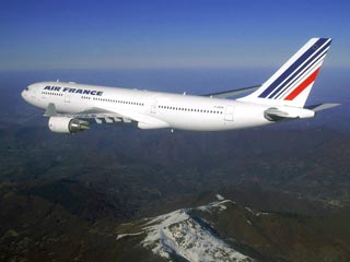 Лайнер французской авиакомпании Air France летел из Рио-де-Жанейро в Париж, он пропал с экранов радаров в понедельник. На его борту находились 228 человек