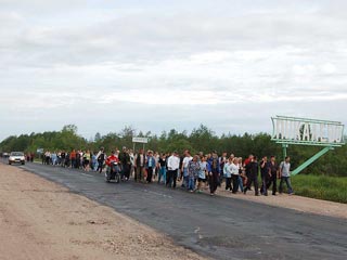 Жители города Пикалево Ленинградской области во вторник перекрыли федеральную трассу на Вологду в знак протеста против тяжелой социально-экономической ситуации