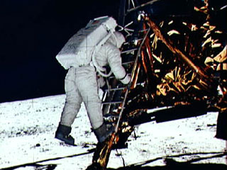 "Это один маленький шаг для человека, но гигантский скачок для всего человечества", - знаменитая фраза, которую в 1969 году произнес перед первой в истории высадкой на Луну американский астронавт Нил Армстронг, была сказана экспромтом