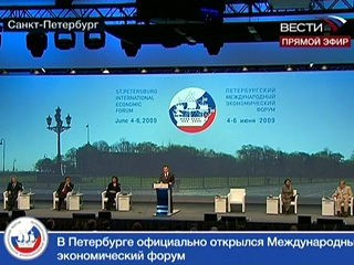 Выступление президента Дмитрия Медведева на торжественной церемонии открытия Петербургского экономического форума едва не прервали технические неполадки