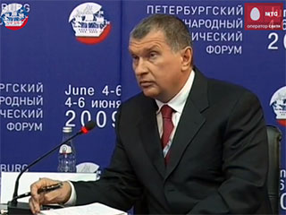 Вице-премьер РФ Игорь Сечин, выступая на Петербургском экономическом форуме, заявил, что выход из экономического кризиса без стабилизации нефтяного рынка невозможен