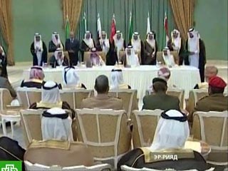 Представители четырех стран-участниц Совета сотрудничества арабских государств Персидского залива - Саудовской Аравии, Бахрейна, Кувейта и Катара подписали в воскресенье в Эр-Рияде соглашение о единой валюте.