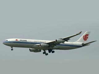 Самолет Airbus 340-300 авиакомпании Air China, выполнявший рейс СA968 Милан-Шанхай транзитом через Россию, совершил аварийную посадку в московском аэропорту "Шереметьево"