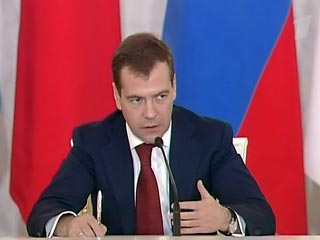 Президент России Дмитрий Медведев предупредил глав регионов, что будет отстранять их от должности в случае отсутствия контроля за ситуацией с безработицей и задолженностью по зарплате