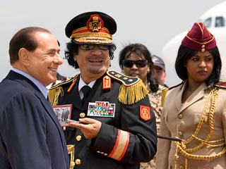 Ливийский лидер Муаммар Каддафи впервые прибыл с официальным визитом в Италию. Местная пресса уже назвала этот визит историческим
