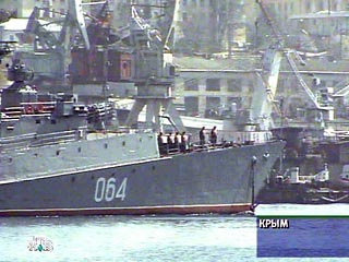 Официальный Киев заявляет, что военнослужащие и корабли Черноморского флота России нарушают установленный базовыми соглашениями порядок пересечения государственной границы Украины