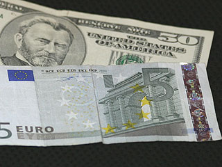Доллар подешевел на 1,5 копейки, евро упал на 27 