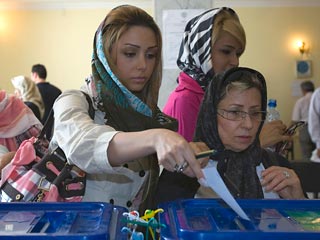 На президентских выборах, состоявшихся в пятницу в Иране, в связи с повышенной явкой избирателей, которое предполагалось закончить в шесть часов вечера (17.30 мск), пришлось продлевать