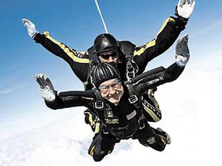 Джордж Буш-старший прыжком с парашютом отметил свое 85-летие