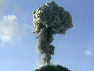 Мощное извержение вулкана Пик Сарычева высотой 1446 метров зарегистрировано на необитаемом курильском острове Матуа. Высота пеплового облака достигла 8 км над кромкой кратера