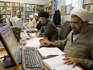 Основные средства коммуникации, в том числе мобильная связь и доступ к популярным сайтам в интернете Facebook и YouTube, были отключены в столице Ирана после прошедших в пятницу президентских выборов