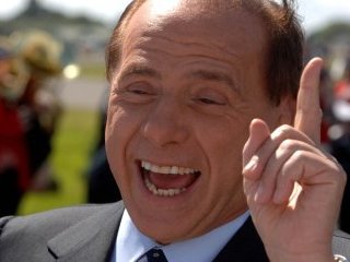 Премьер-министр Италии Сильвио Берлускони прибыл с рабочим визитом в США, но на Апеннинах не стихает полемика вокруг сделанных им накануне заявлений по поводу имевших место попытках дестабилизации обстановки в стране