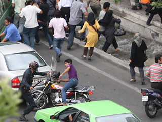 На улицах иранских городов прошли жестокие столкновения сил правопорядка со сторонниками оппозиции. Беспорядки начались после того, как Махмуд Ахмади Нежад был объявлен победителем на выборах президента страны
