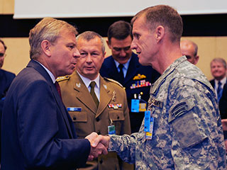 В понедельник во главе сил США и НАТО в Афганистане встал новый командующий - американский генерал Стэнли Маккристал (на фото справа)
