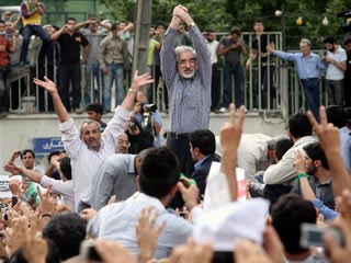 В самом центре Тегерана на проспекте Азади вопреки запрету властей в понедельник собрались сотни тысяч сторонников Мусави