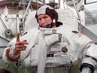 Командир экипажа Геннадий Падалка служил науке даже во сне - в рамках эксперимента "Сонокард" он поставлял медикам информацию о том, как ведет себя организм спящего космонавта