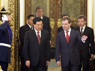 Hовая российско-китайская сделка на сумму в общей сложности около 100 млрд долларов стала самой масштабной из всех, когда-либо заключенных между двумя странами, заявил президент России Дмитрий Медведев по итогам переговоров с председателем КНР Ху Цзиньтао