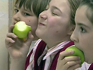 Школьники в странах-членах Евросоюза с нового учебного года будут получать бесплатные фрукты и овощи в рамках программы по борьбе с детским ожирением