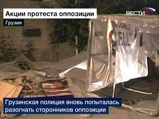 В Грузии у резиденции Саакашвили разгромлен "город клеток": пострадали 5 оппозиционеров