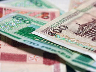 Белорусский рубль упадет на 60% - к такому выводу пришли финансовые аналитики в обзоре макроэкономической ситуации в Белоруссии