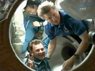 Пятница на МКС: экипаж высматривает с орбиты рыбные места и занимается "Релаксацией"
