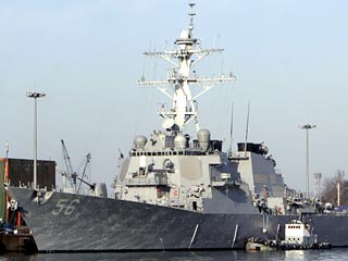 Эсминец John McCain ВМС США идет на перехват подозрительного северокорейского корабля